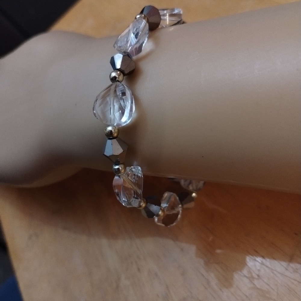 NWT women's glass beaded stretchy bracelet - Picture 4 of 4